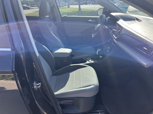 Used 2023 Volkswagen Taos SE w/ Panoramic Sunroof Package FWD image 27