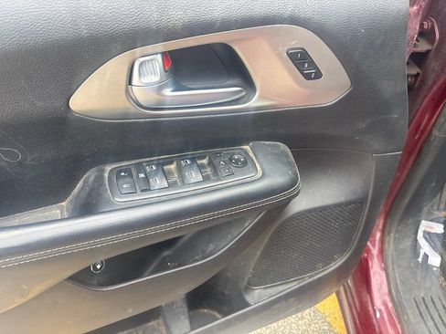 Used 2021 Chrysler Pacifica Limited w/ Uconnect Theater Family Group FWD image 11