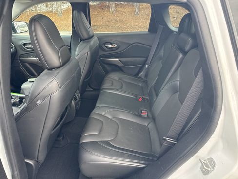 Used 2021 Jeep Cherokee Limited image 11