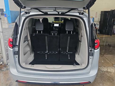 Used 2023 Chrysler Pacifica Touring-L FWD image 20