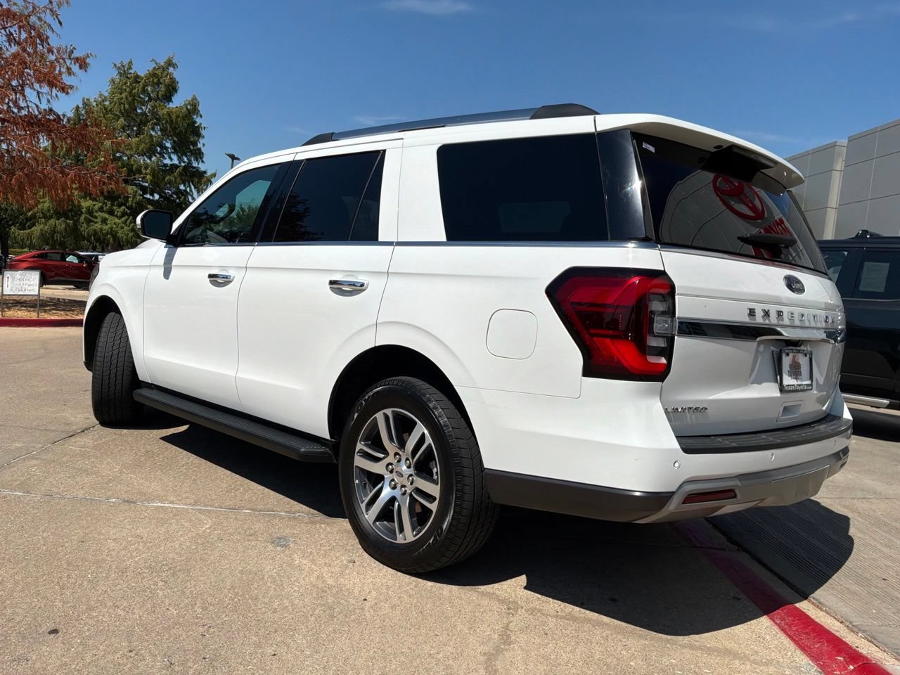 Used 2024 Ford Expedition Limited AWD/4WD image 8