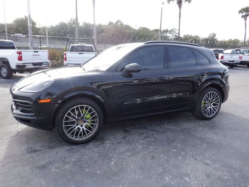 Used 2023 Porsche Cayenne Platinum Edition image 2