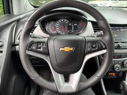 Used 2022 Chevrolet Trax LT w/ LT Convenience Package image 17