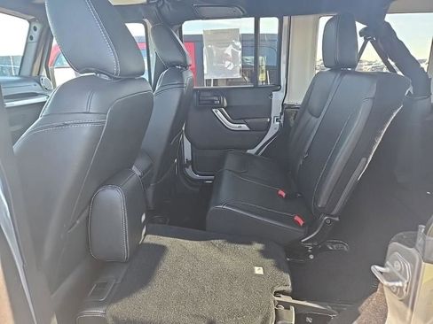 Used 2015 Jeep Wrangler Unlimited Rubicon image 17