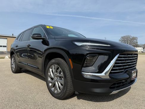 Used 2025 Buick Enclave Preferred AWD/4WD image 3