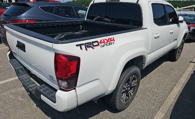 Used 2019 Toyota Tacoma TRD Sport AWD/4WD image 4