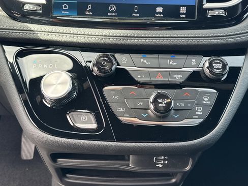 New 2026 Chrysler Pacifica Select image 13