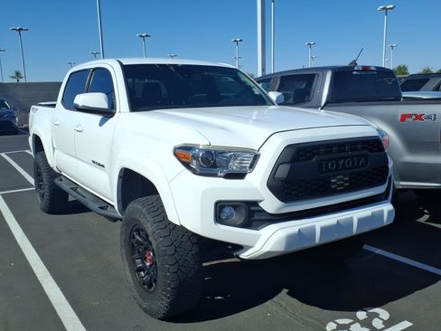 Used 2020 Toyota Tacoma TRD Sport w/ Technology Package AWD/4WD image 2