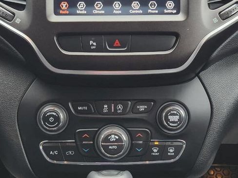 Used 2019 Jeep Cherokee Trailhawk w/ Comfort/Convenience Group image 30