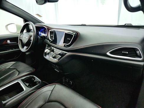 Used 2020 Chrysler Pacifica Limited FWD image 32