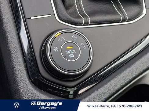 Used 2025 Volkswagen Taos SE AWD/4WD image 28