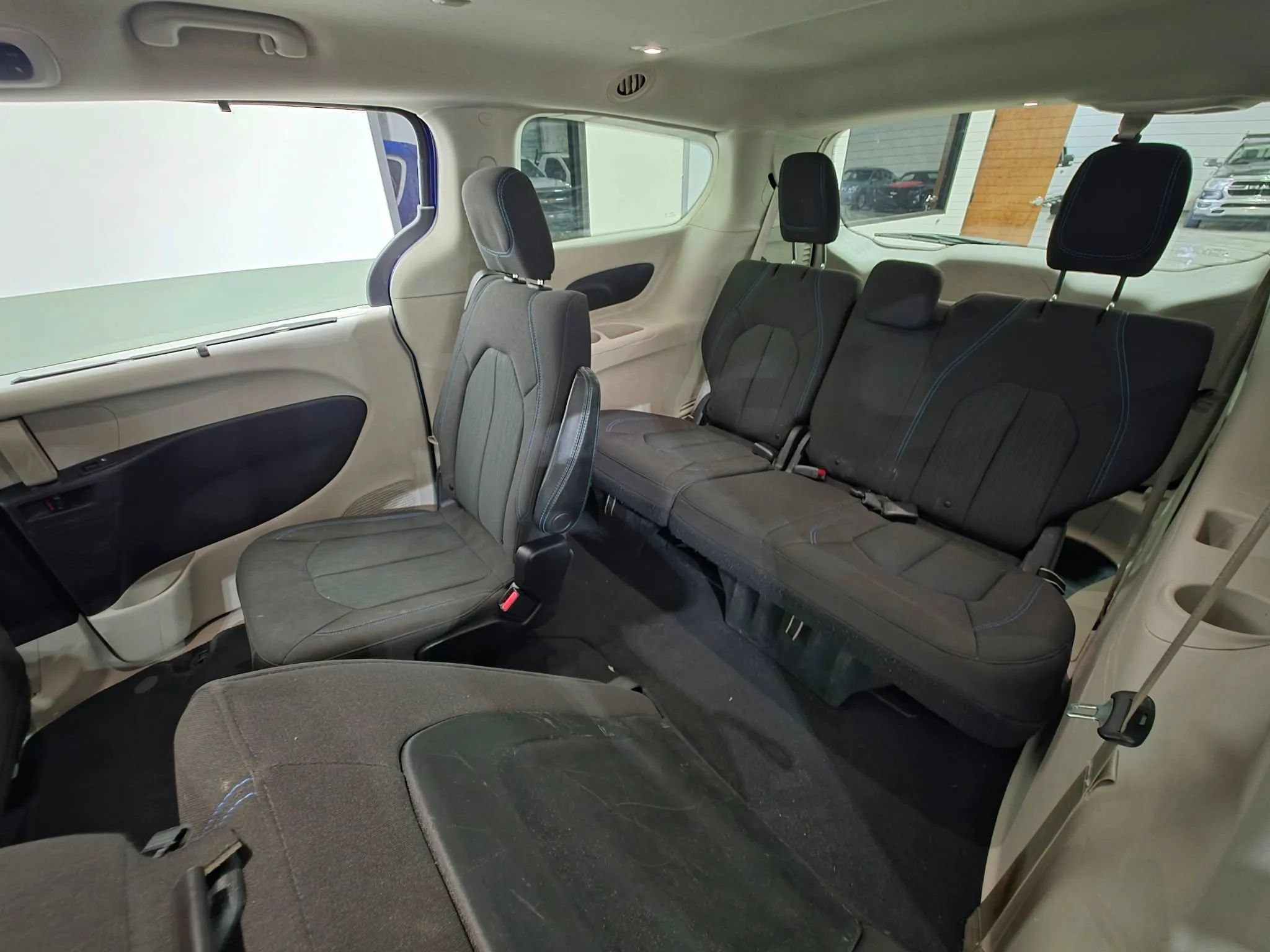 Used 2021 Chrysler Pacifica Touring w/ Cold Weather Group FWD image 13
