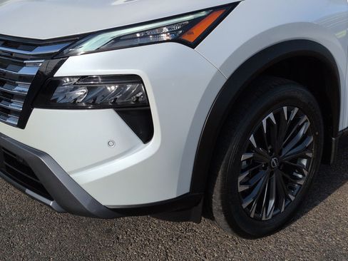 Certified 2025 Nissan Rogue SL w/ Tech Package image 10