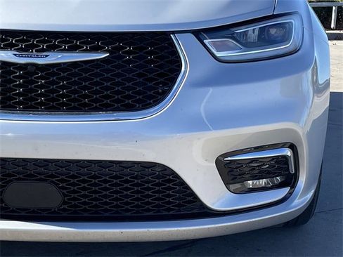 Used 2024 Chrysler Pacifica Touring-L image 7