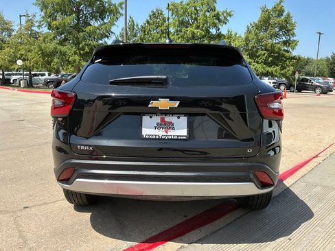Used 2025 Chevrolet Trax LT FWD image 7