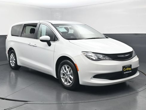 Used 2023 Chrysler Voyager LX FWD image 3