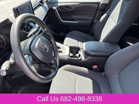 Used 2019 Toyota RAV4 LE FWD image 17