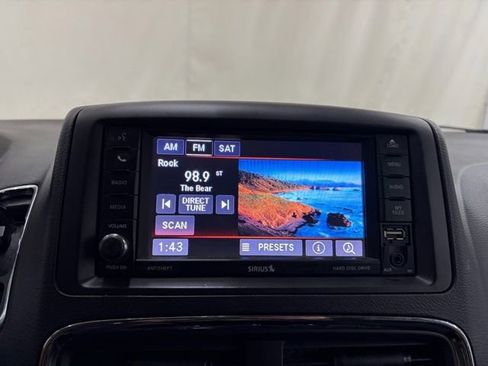 Used 2018 Dodge Grand Caravan SE w/ UConnect Hands-Free Group image 30