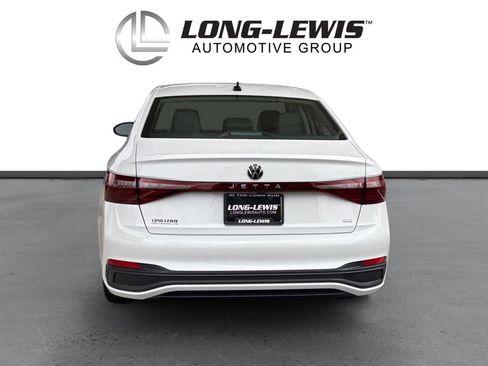 Certified 2025 Volkswagen Jetta SE w/ Sunroof Package FWD image 5