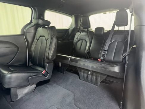 Used 2025 Chrysler Pacifica Select FWD image 39