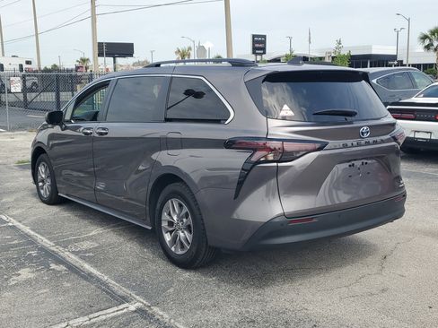 Used 2024 Toyota Sienna XLE FWD image 8