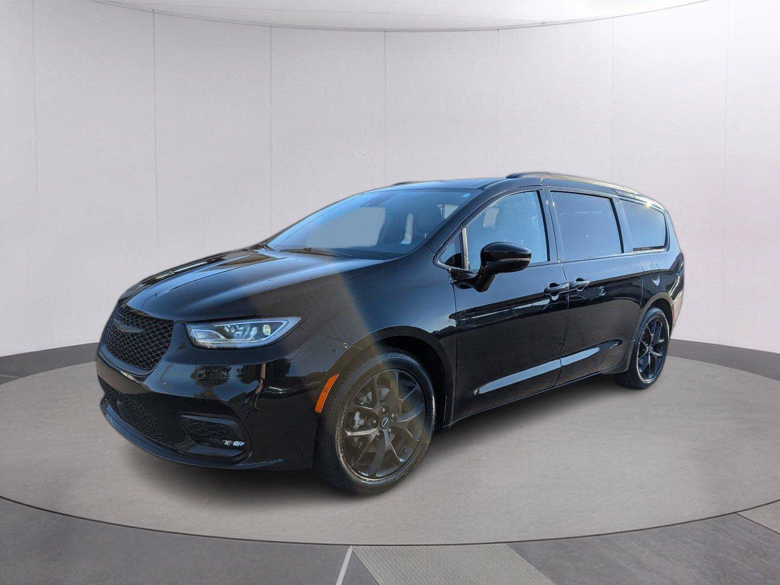 Used 2025 Chrysler Pacifica Limited FWD image 1