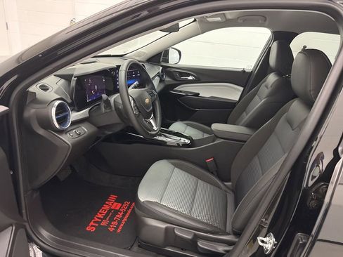 Used 2025 Chevrolet Trax LT w/ LT Convenience Package FWD image 17