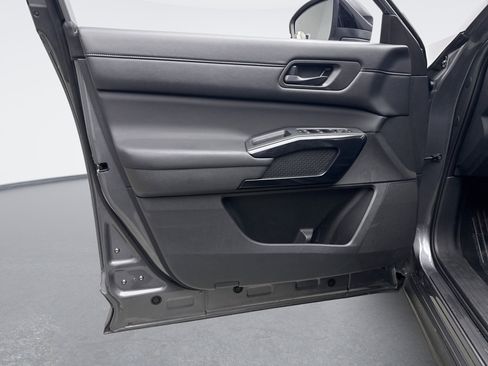 Used 2024 Nissan Pathfinder S image 9