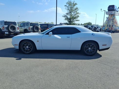 Used 2016 Dodge Challenger R/T Scat Pack w/ Leather Interior Group RWD image 6