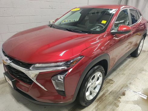 Used 2024 Chevrolet Trax LS w/ LS Convenience Package image 18