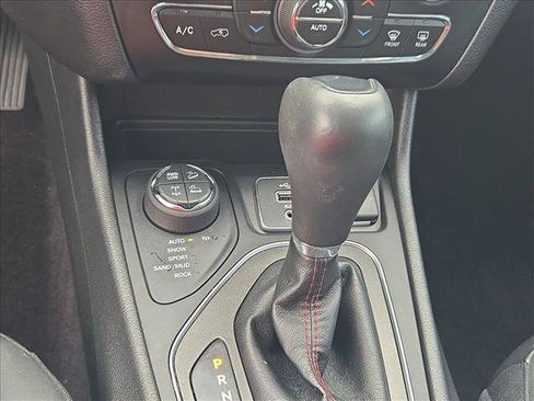 Used 2019 Jeep Cherokee Trailhawk AWD/4WD image 8