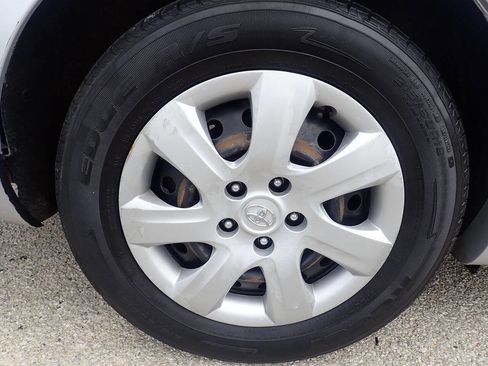 Used 2010 Toyota Camry LE image 29
