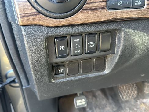 Used 2017 Nissan Titan SL image 12