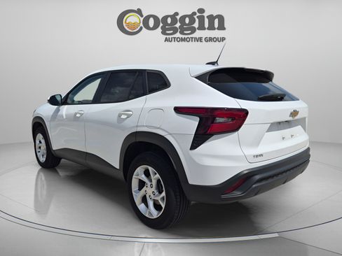 Used 2025 Chevrolet Trax LS w/ LS Convenience Package FWD image 4