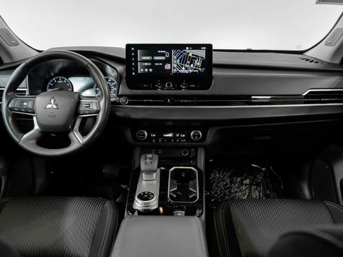 Used 2025 Mitsubishi Outlander ES FWD image 16