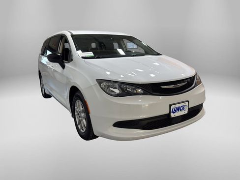 Used 2024 Chrysler Voyager LX image 7