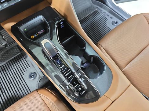 Used 2025 Toyota Crown Signia w/ Advanced Technology Package image 27