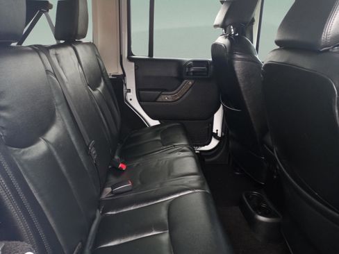 Used 2017 Jeep Wrangler Unlimited Sahara image 32