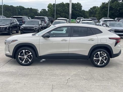 Used 2026 Chevrolet Trax RS FWD image 2