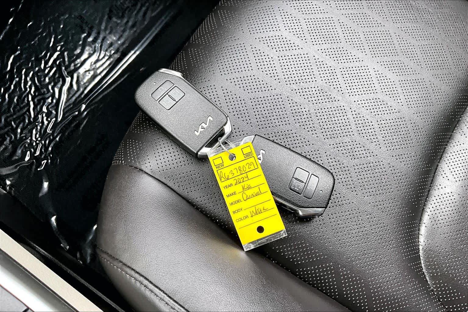 Used 2024 Kia Carnival LX FWD image 14
