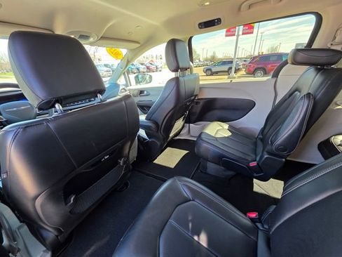 Used 2023 Chrysler Pacifica Touring-L FWD image 13
