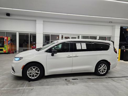 Used 2024 Chrysler Pacifica Touring-L image 3