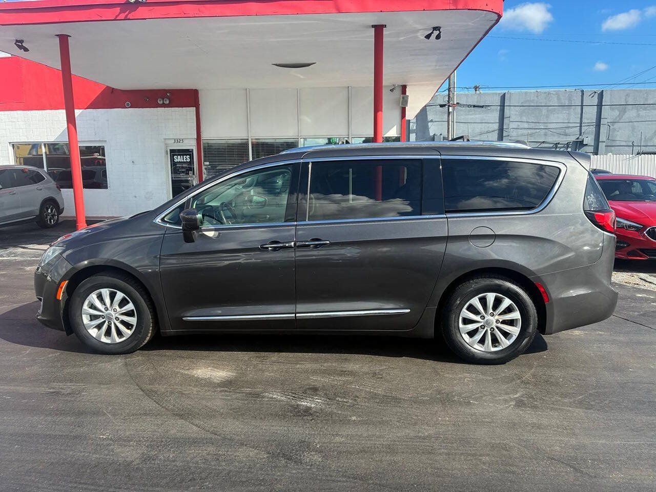 Used 2018 Chrysler Pacifica Touring-L FWD image 5