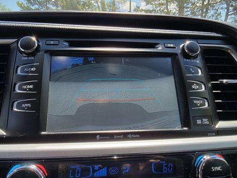 Used 2018 Toyota Highlander XLE AWD/4WD image 29