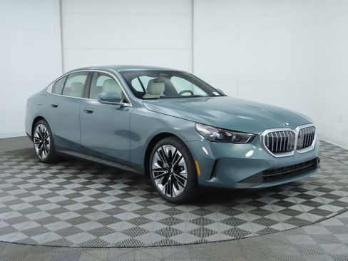 Certified 2025 BMW 530i w/ Premium Package image 4