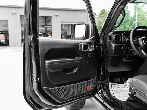 Used 2025 Jeep Gladiator Rubicon w/ Convenience Group AWD/4WD image 14
