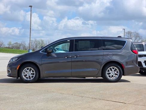 Used 2023 Chrysler Pacifica Touring-L FWD image 5