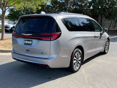 Used 2021 Chrysler Pacifica Touring-L FWD image 8