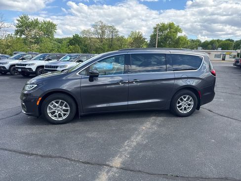 Used 2022 Chrysler Pacifica Touring-L FWD image 4
