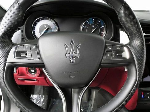 Used 2022 Maserati Quattroporte Modena RWD image 11